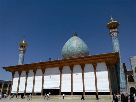  Il Mausoleo di Shah Cheragh: Un capolavoro scintillante di arte islamica!