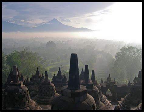  Borobudur! Un tempio millenario avvolto da mistero e bellezza