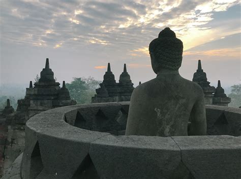 Borobudur: Un'Antica Struttura Stupefacente Incastonata in un Paesaggio Incantevole!