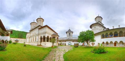  Il Monastero di Tonggu: Un Rifugio di Pace e Storia Millenaria!