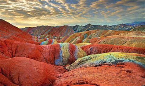 Il Monte Danxia: Una Montagna Di Colori E Leggende Antiche!