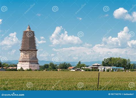  La Pagoda del Grande Sole: Un simbolo di Chifeng che sfida il tempo e la tua immaginazione!