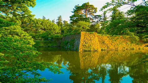  Tsuruga Castle: Una Fortezza Storica Immerse nella Tranquillità del Verde