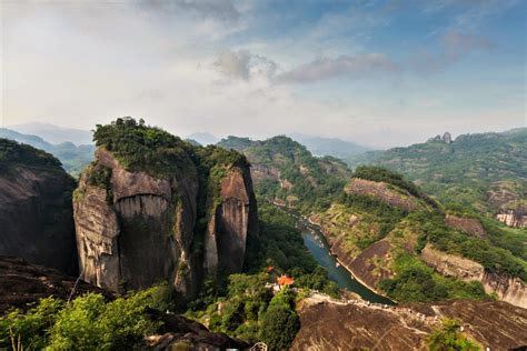 Le Montagne di Wuyi: Un Paradiso Verdeggiante e Misterioso per Esplorare!